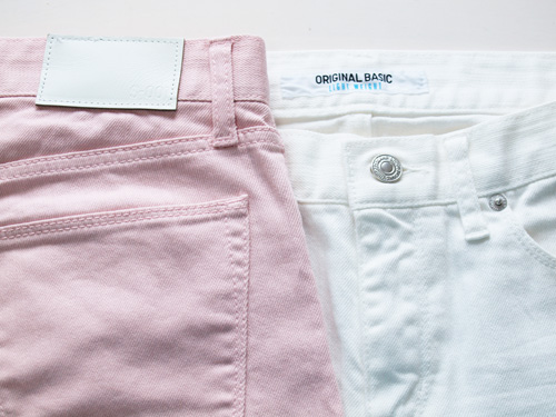 白と桜色のジーンズ。