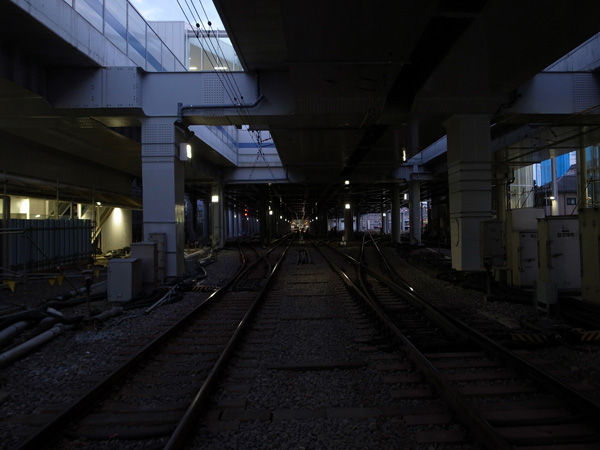 夕暮れ時の駅と線路
